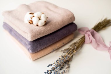 İç ev, dikiş, DIY kavramı terzi. Renkli bez kumaş yığını. Pamuk keten giysiler renk.