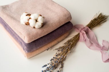 İç ev, dikiş, DIY kavramı terzi. Renkli bez kumaş yığını. Pamuk keten giysiler renk.