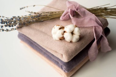 İç ev, dikiş, DIY kavramı terzi. Renkli bez kumaş yığını. Pamuk keten giysiler renk.