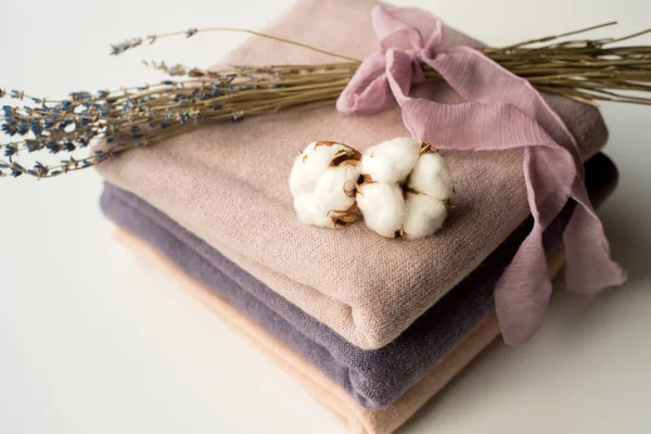 İç ev, dikiş, DIY kavramı terzi. Renkli bez kumaş yığını. Pamuk keten giysiler renk.