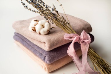 İç ev, dikiş, DIY kavramı terzi. Renkli bez kumaş yığını. Pamuk keten giysiler renk.