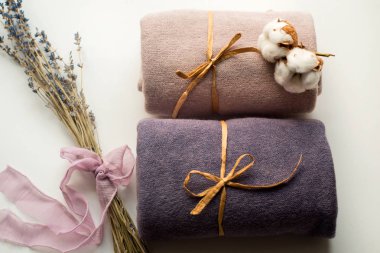 İç ev, dikiş, DIY kavramı terzi. Renkli bez kumaş yığını. Pamuk keten giysiler renk.