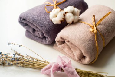 İç ev, dikiş, DIY kavramı terzi. Renkli bez kumaş yığını. Pamuk keten giysiler renk.