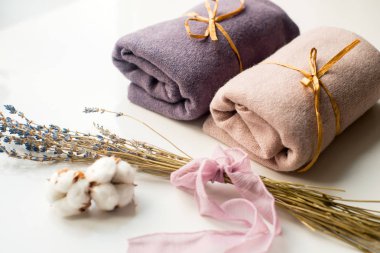 İç ev, dikiş, DIY kavramı terzi. Renkli bez kumaş yığını. Pamuk keten giysiler renk.