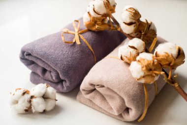 İç ev, dikiş, DIY kavramı terzi. Renkli bez kumaş yığını. Pamuk keten giysiler renk.