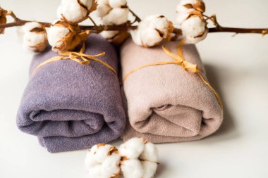 İç ev, dikiş, DIY kavramı terzi. Renkli bez kumaş yığını. Pamuk keten giysiler renk.