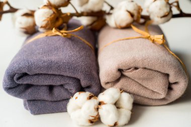 İç ev, dikiş, DIY kavramı terzi. Renkli bez kumaş yığını. Pamuk keten giysiler renk.