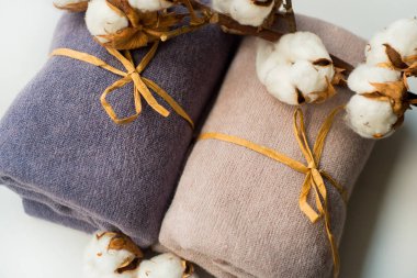 İç ev, dikiş, DIY kavramı terzi. Renkli bez kumaş yığını. Pamuk keten giysiler renk.