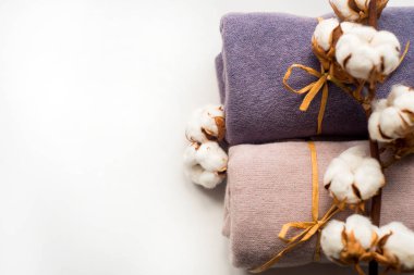 İç ev, dikiş, DIY kavramı terzi. Renkli bez kumaş yığını. Pamuk keten giysiler renk.