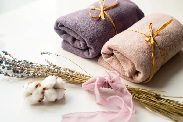 İç ev, dikiş, DIY kavramı terzi. Renkli bez kumaş yığını. Pamuk keten giysiler renk.