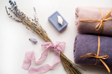 Beyaz zemin üzerine sabunla kurutulmuş lavanta