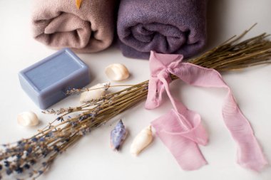 Beyaz zemin üzerine sabunla kurutulmuş lavanta