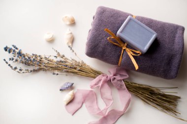 Beyaz zemin üzerine sabunla kurutulmuş lavanta