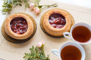 Sabah çayı masaya fırın ürünleri, gül çiçek ile. Çilek pasta. Eski bir peçeteye