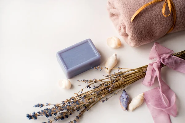 Getrockneter Lavendel mit Seife auf weißem Hintergrund — Stockfoto