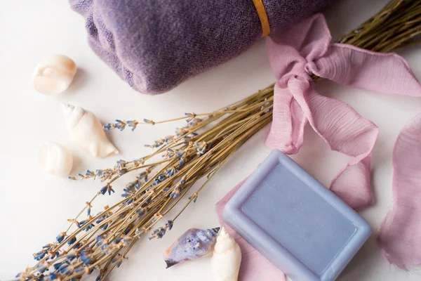 Getrockneter Lavendel mit Seife auf weißem Hintergrund — Stockfoto