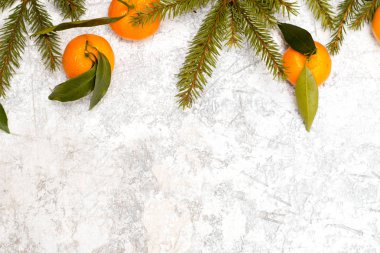 Noel taş arka plan kar köknar ağacı ve mandalina ile. Kopya alanı ile Üstten Görünüm