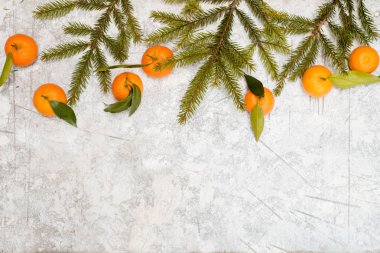 Noel taş arka plan kar köknar ağacı ve mandalina ile. Kopya alanı ile Üstten Görünüm
