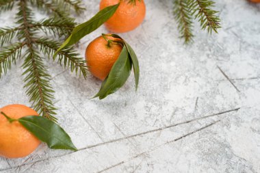 Noel taş arka plan kar köknar ağacı ve mandalina ile. Kopya alanı ile Üstten Görünüm