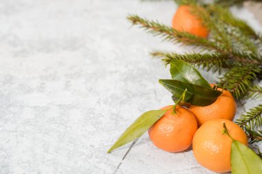 Noel taş arka plan kar köknar ağacı ve mandalina ile. Kopya alanı ile Üstten Görünüm