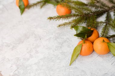 Noel taş arka plan kar köknar ağacı ve mandalina ile. Kopya alanı ile Üstten Görünüm