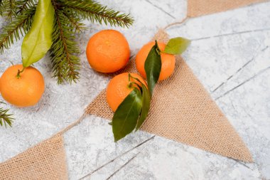 Noel mandalina peçeteye. Beyaz arka plan dokulu