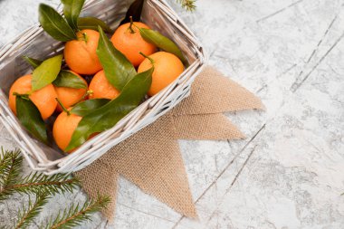 Noel mandalina peçeteye. Beyaz arka plan dokulu