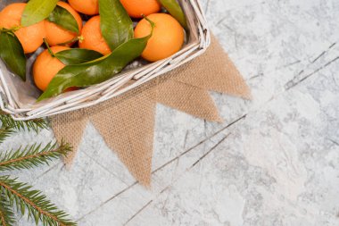 Noel mandalina peçeteye. Beyaz arka plan dokulu