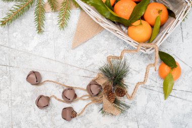 mandalina sepeti hediye ve Noel ağacı dalı ile