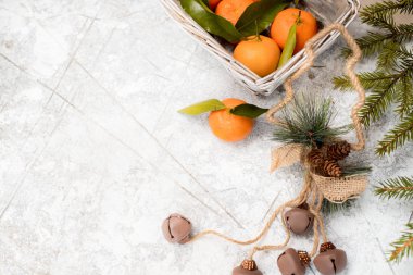 mandalina sepeti hediye ve Noel ağacı dalı ile