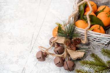 mandalina sepeti hediye ve Noel ağacı dalı ile