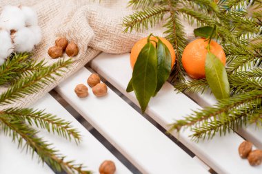 mandalina sepeti hediye ve Noel ağacı dalı ile