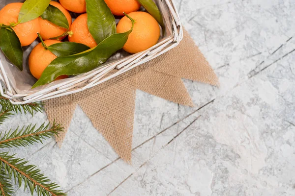 Noel mandalina peçeteye. Beyaz arka plan dokulu