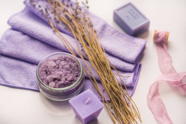 Spa arka plan, tuz banyoları ve dal lavanta ile bir daire içinde mum