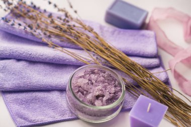 Spa arka plan, tuz banyoları ve dal lavanta ile bir daire içinde mum