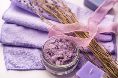Spa arka plan, tuz banyoları ve dal lavanta ile bir daire içinde mum