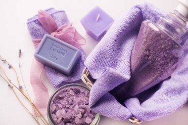 Spa arka plan, tuz banyoları ve dal lavanta ile bir daire içinde mum