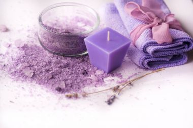 Spa arka plan, tuz banyoları ve dal lavanta ile bir daire içinde mum
