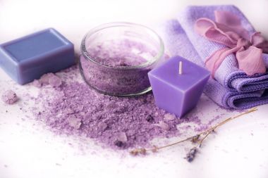 Spa arka plan, tuz banyoları ve dal lavanta ile bir daire içinde mum