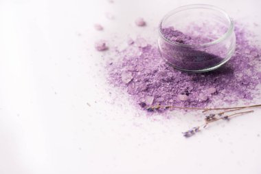 Menekşe deniz tuzu Spa. Tuz, kurutulmuş lavanta çiçekleri mor. Beyaz bir arka plan üzerinde yazılı için yer