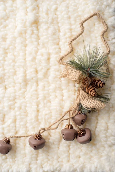 Composición navideña. Árbol de Navidad, bufanda blanca de punto. Lugar para su inscripción — Foto de Stock