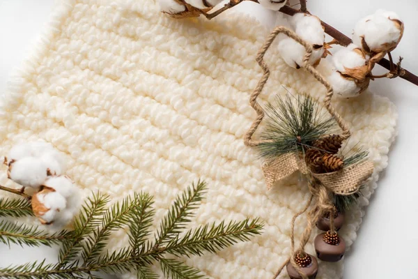 Decoraciones navideñas, bufandas de punto y algodón — Foto de Stock