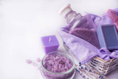 Lavanta çiçeği, yağ, tuz. Güzellik spa kavramı. Senin yazıt için bir yer
