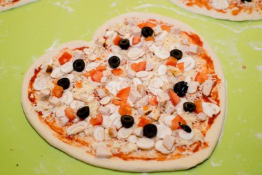 Masada kafede çeşitli malzemelerle pizza hazırlanması