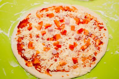 Masada kafede çeşitli malzemelerle pizza hazırlanması