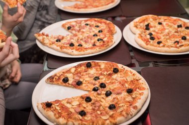 Bireysel pizza pizza çubuğundan hazırlanıyor. Birçok farklı pizza