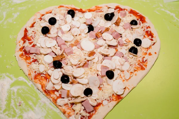 Preparação de pizza com vários ingredientes no café na mesa — Fotografia de Stock