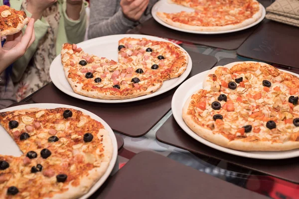 Bireysel pizza pizza çubuğundan hazırlanıyor. Birçok farklı pizza