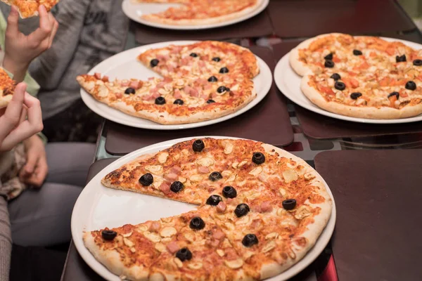 Bireysel pizza pizza çubuğundan hazırlanıyor. Birçok farklı pizza