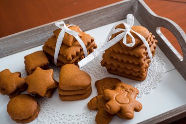 Zencefilli kurabiye tarçınlı, zencefilli bir dizi ile. Sepet içinde belgili tanımlık tepsi üzerinde